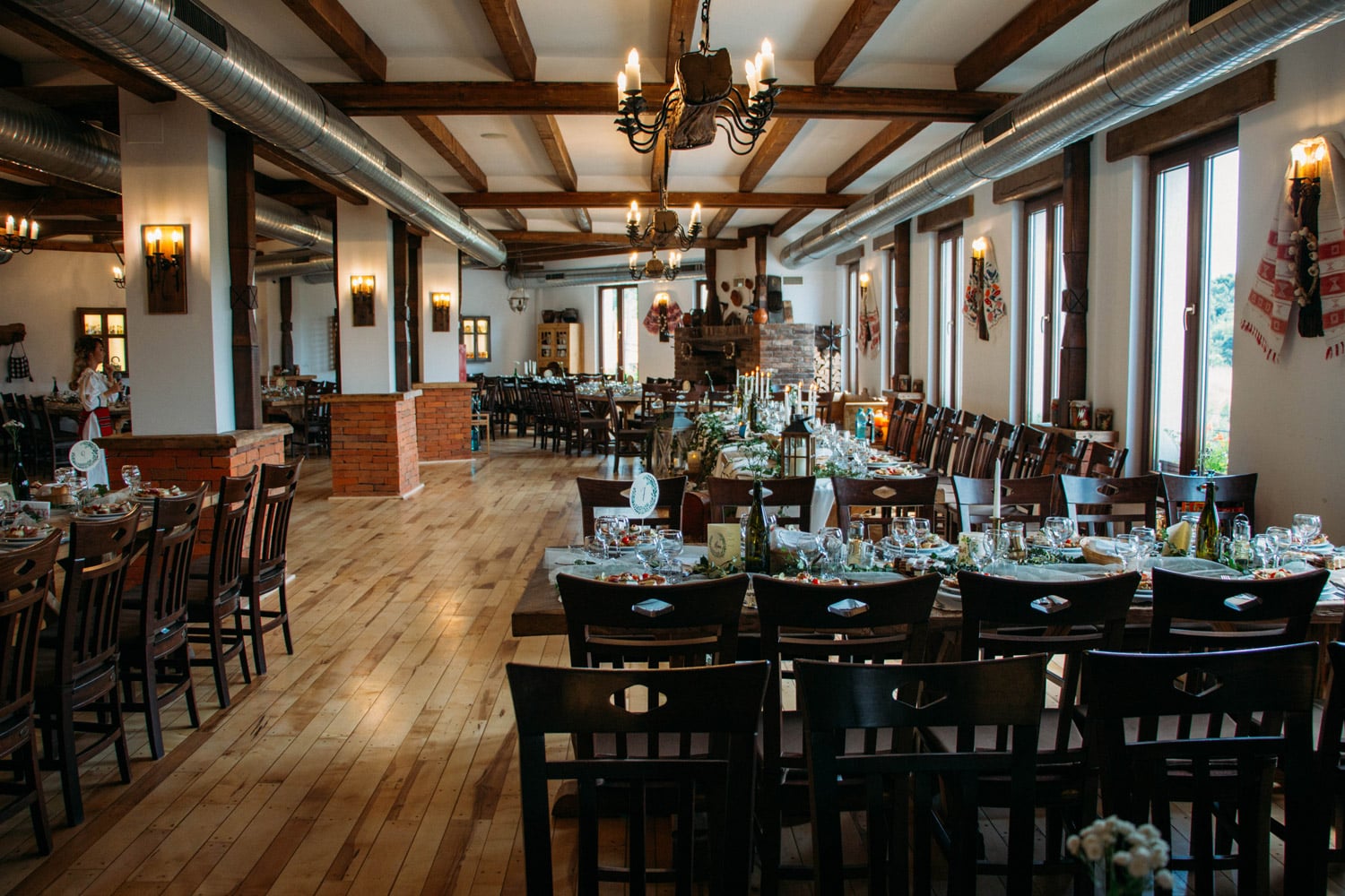 Salon Evenimente Hanul Teilor pentru nunti intr-un decor rustic traditional in Maramures