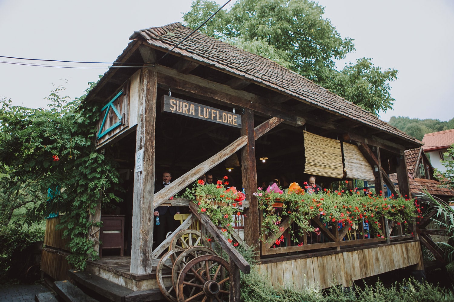 Gradina de vara la restaurantul Hanul Teilor - sura traditionala din lemn rustic